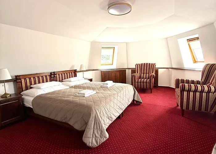 Zamocka Koruna U Hoffera نيترا